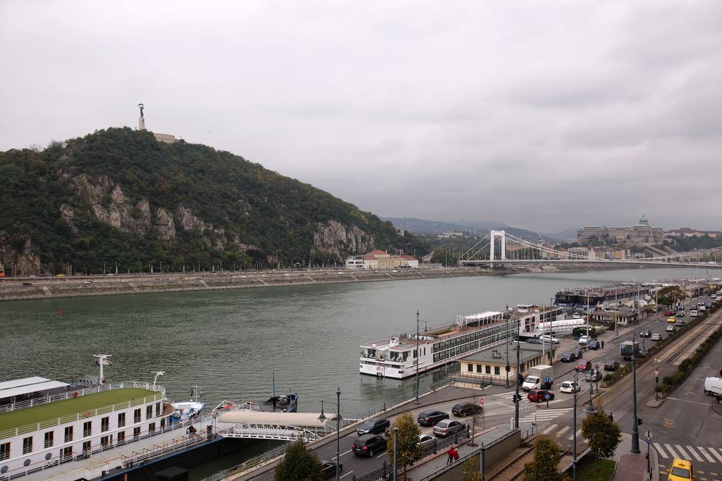 Riverview Apartment *